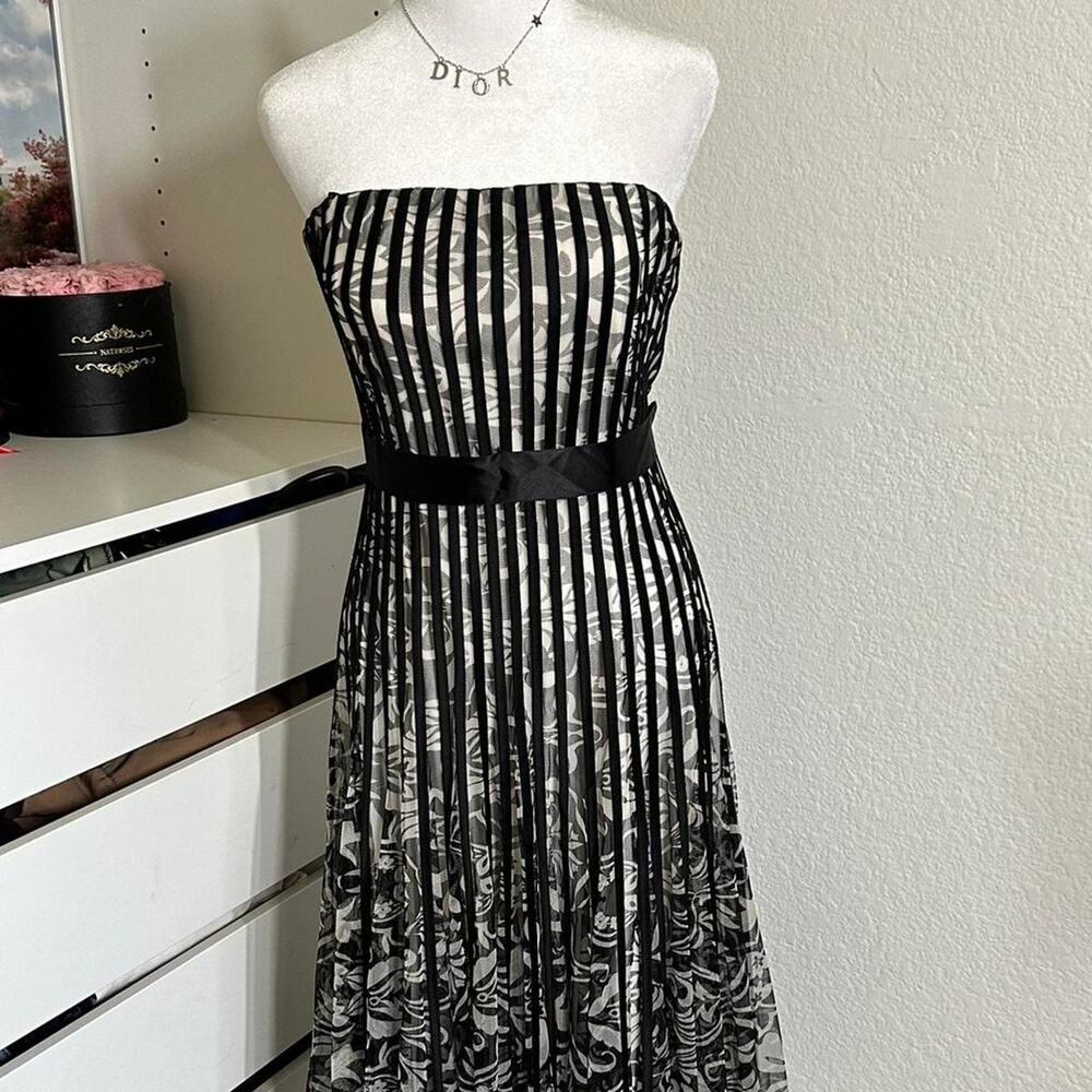 Cache black and white striped